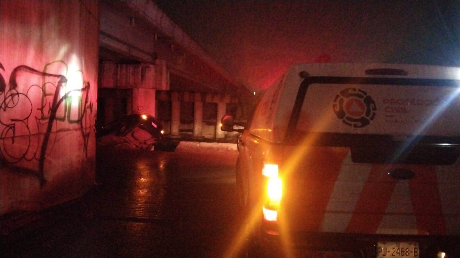 Un taxi de aplicación (Didi) quedó a punto de caer al Río Pesquería luego de derrapar tras estrellarse en las columnas de un puente, la madrugada de ayer en el Libramiento Noroeste, en los límites municipales de Escobedo y García.