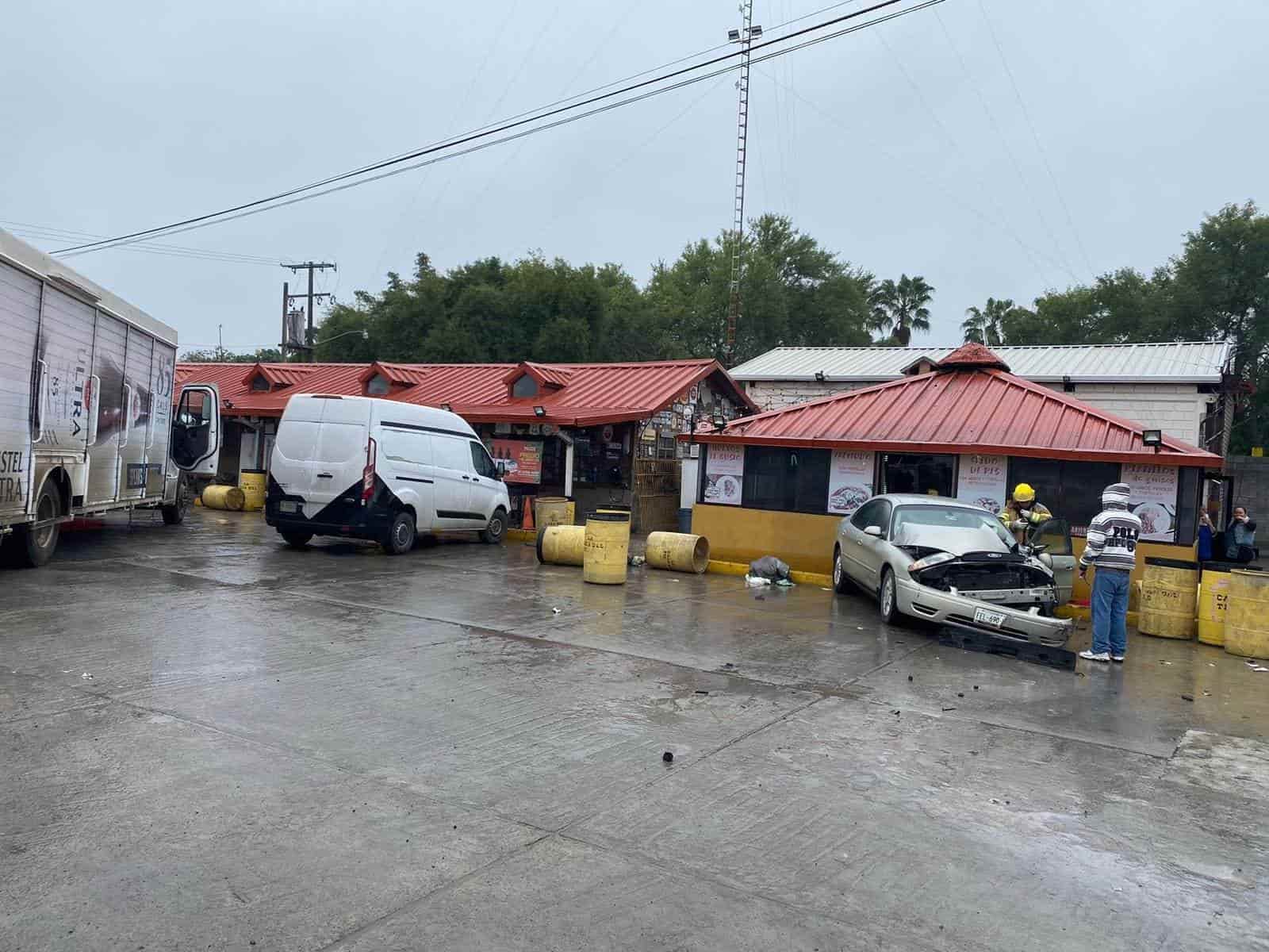 La conductora de un vehículo resultó lesionada luego de perder el control de su vehículo y estrellarse contra una camioneta estacionada, así como un establecimiento, ayer en la Carretera Nacional, límites de los municipios de Hualahuises y Linares.