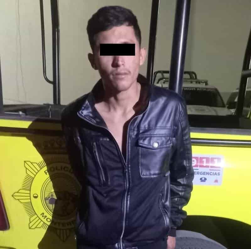 Un hombre originario de Lima, Perú, fue detenido por oficiales de la Policía de Monterrey, luego de presuntamente agredir a una persona de la tercera edad en la vía púbica, la madrugada de ayer en el centro de la ciudad.