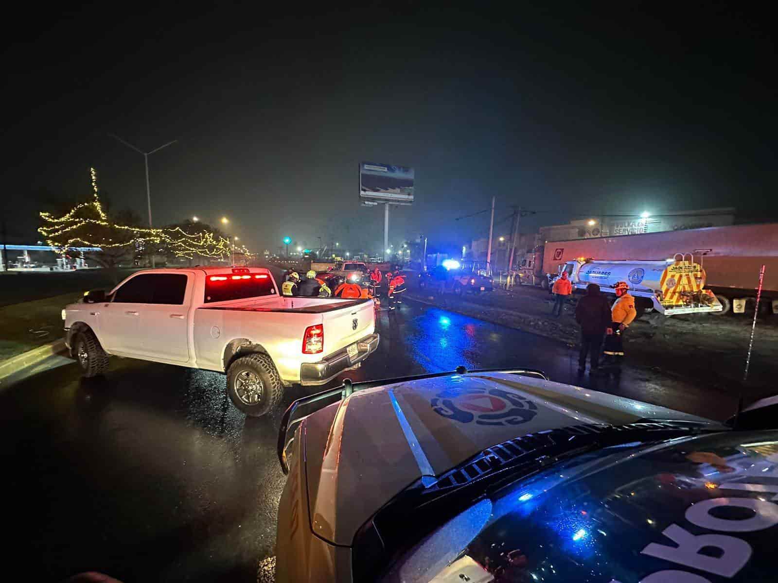 La conductora de un vehículo terminó prensada en su unidad luego de estrellarse contra un transporte de personal, ayer en la Carretera a Saltillo, municipio de Santa Catarina.