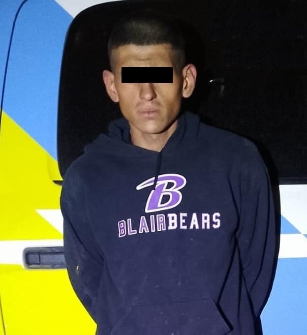 Dos hombres fueron detenidos por oficiales de la Policía de Monterrey, después de que presuntamente golpearan a un joven en un inmueble abandonado, robándole los tenis y 500 pesos en efectivo, en la Colonia Reforma.