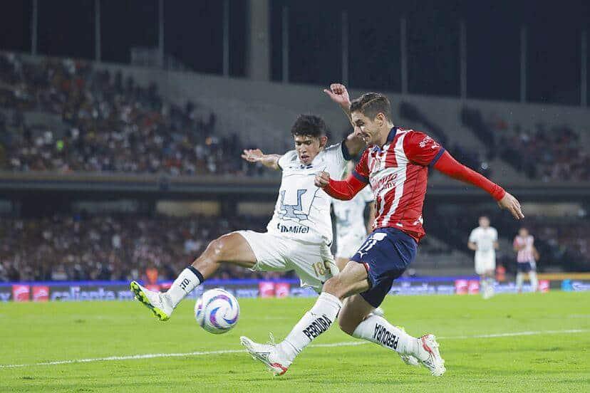 Chivas y Pumas abren fuego