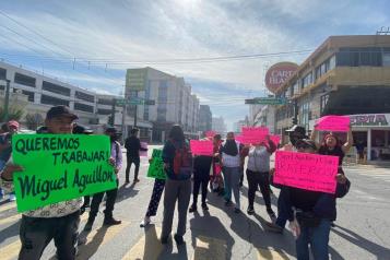 Bloquean comerciantes ambulantes calles del centro