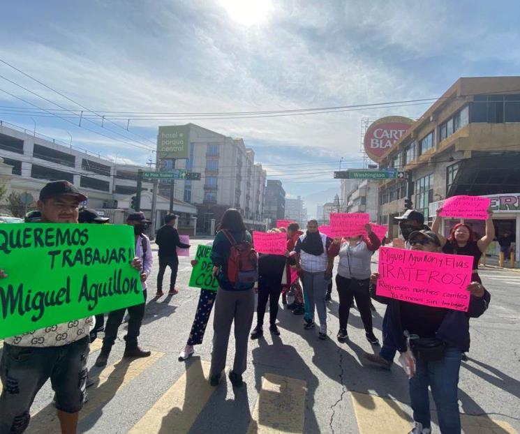 Bloquean comerciantes ambulantes calles del centro