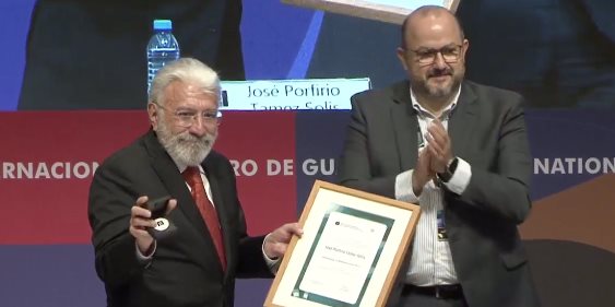 Rinde FIL Guadalajara  homenaje a Porfirio Tamez
