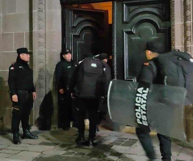 Elementos antimotines arriban al Palacio de Gobierno