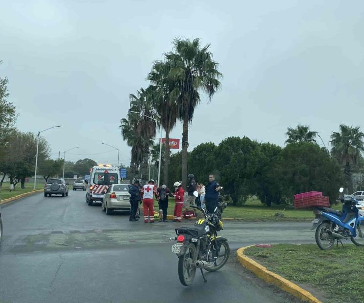 Ignora alto; impacta a motociclista