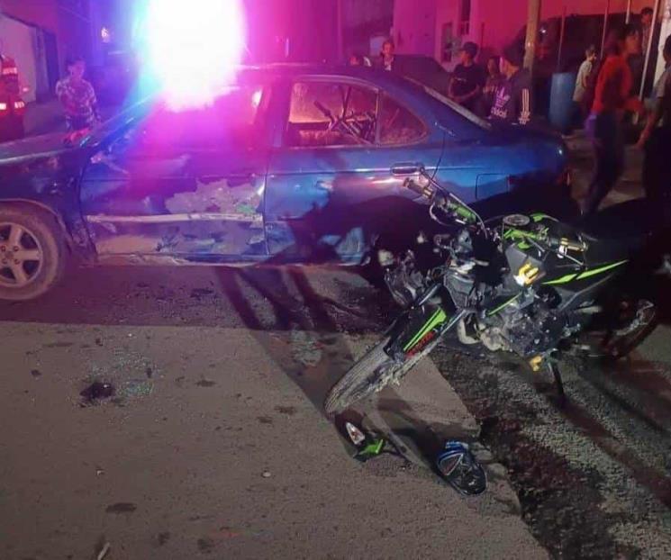 Arrolla a motociclista y luego lo golpea