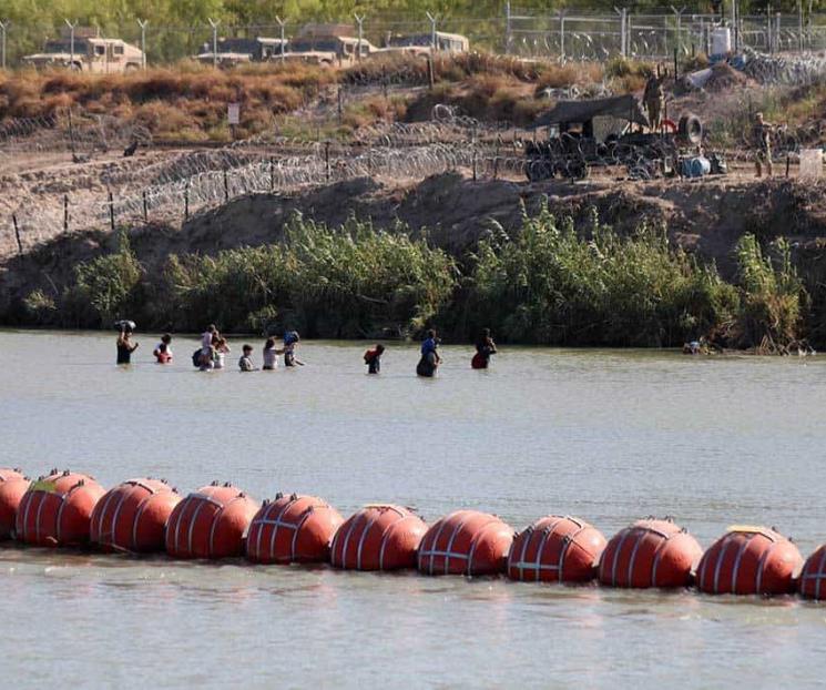 Ordena tribunal a Texas mover barrera de boyas flotantes