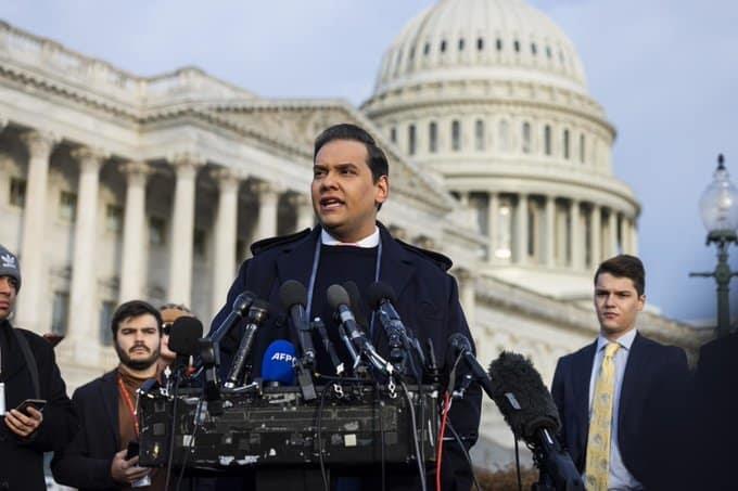 ¿Qué sigue para George Santos tras su expulsión del Congreso de EU?
