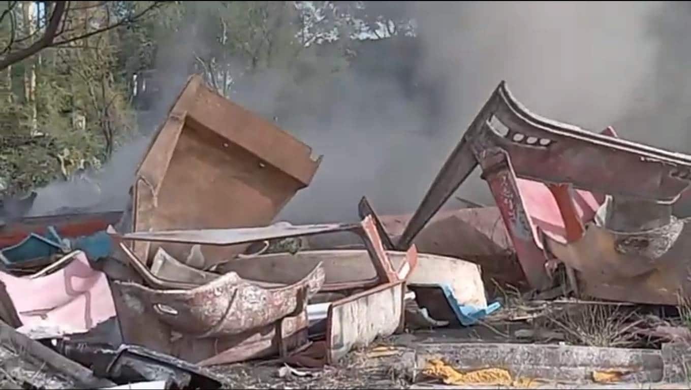 Una intensa movilización de los puestos de socorro se concentró en un yonke clandestino de camiones urbanos, que fue incendiando al parecer en forma intencional, en el municipio de Juárez.