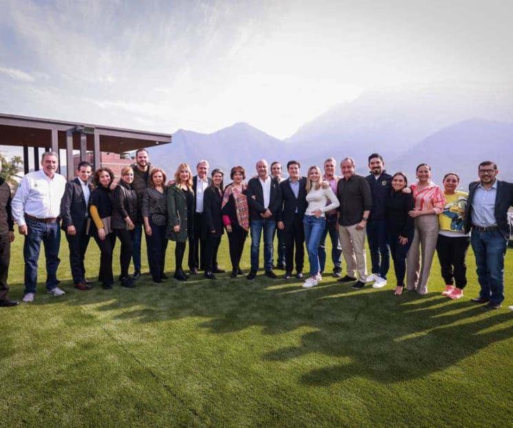 Le anuncia al gabinete que está de regreso Le anuncia al gabinete que está de regreso