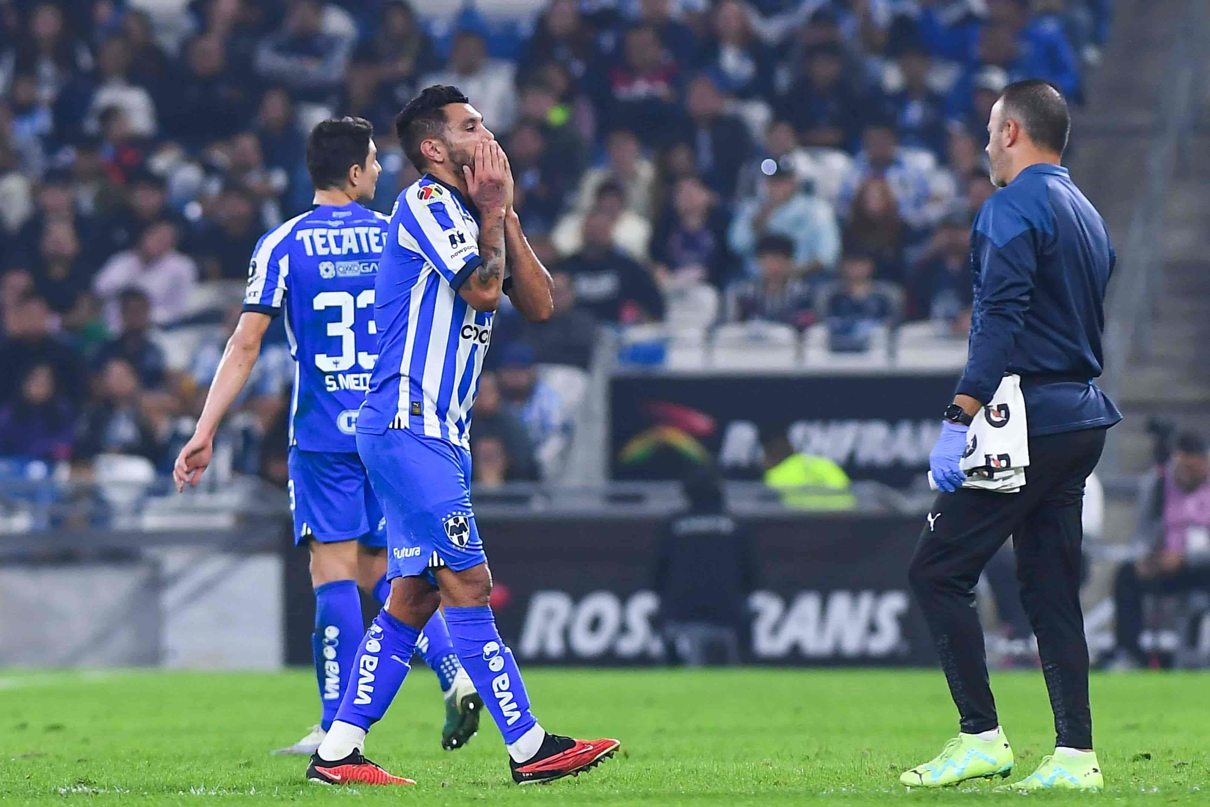 Jesús Tecatito Corona sale lesionado.