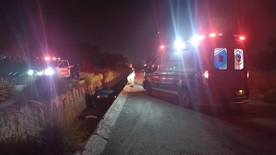 Resulta herido al caer en su auto a canalón