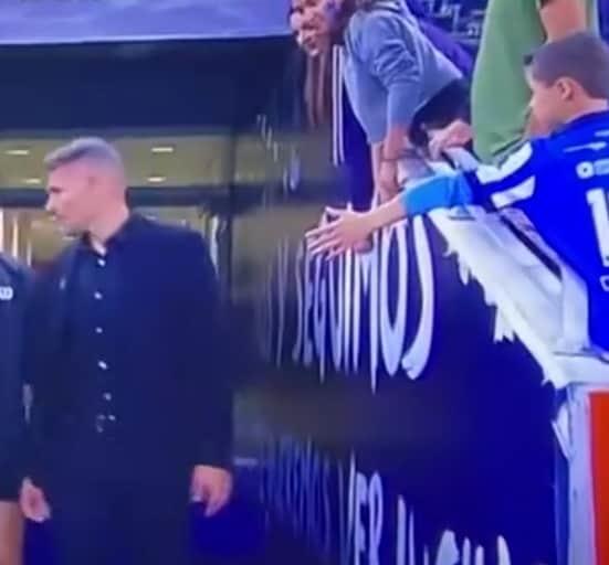 Ignoró Tano Ortiz saludo de niño y  Aguirre casi se pelea con fan
