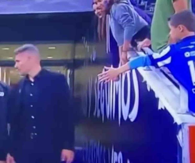 Ignoró Tano Ortiz saludo de niño y Aguirre casi se pelea con fan