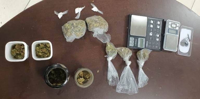 Tres hombres que circulaban en un vehículo Honda, fueron detenidos por oficiales de la Policía de Monterrey, presuntamente al encontrarles en su poder hierba verde con las características a la mariguana, además de tres envoltorios de cocaína en polvo, la madrugada de ayer en el centro de la ciudad.