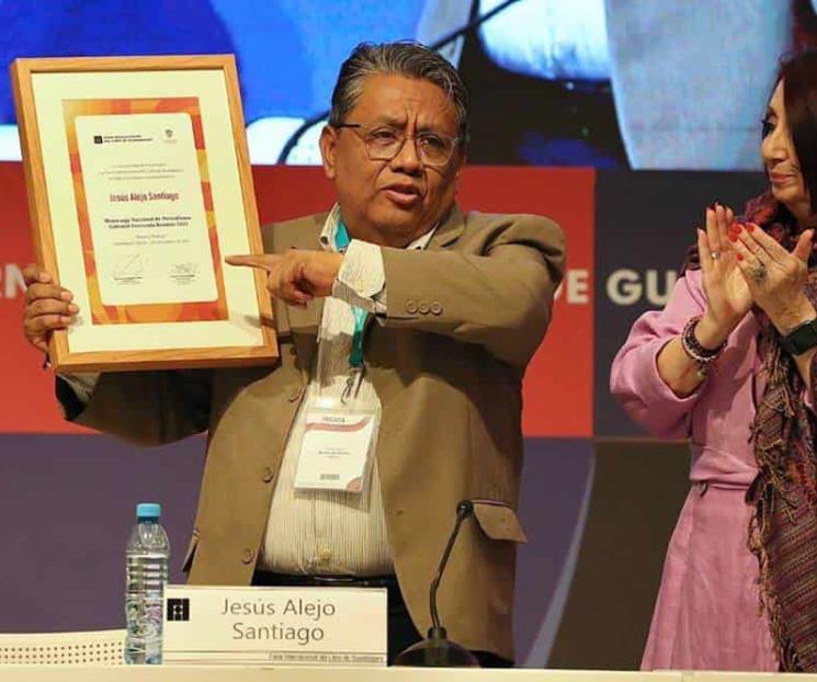 En la FIL, Jesús Alejo dedica reconocimiento a los reporteros