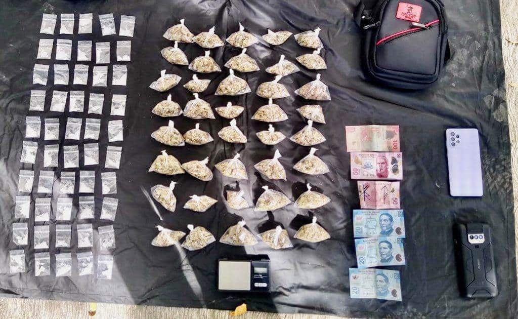 Un hombre a bordo de una camioneta y quien portaba un arma de fuego y diversas dosis de drogas, fue detenido por elementos de Fuerza Civil, en Guadalupe.