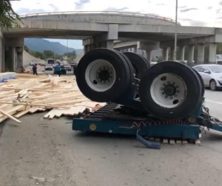 Se deshancha remolque de trialer en la Carretera Nacional