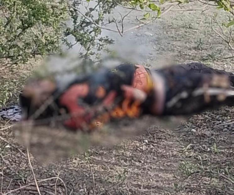 Hallan cuerpo calcinado a lado de la carretera en Salinas Victoria