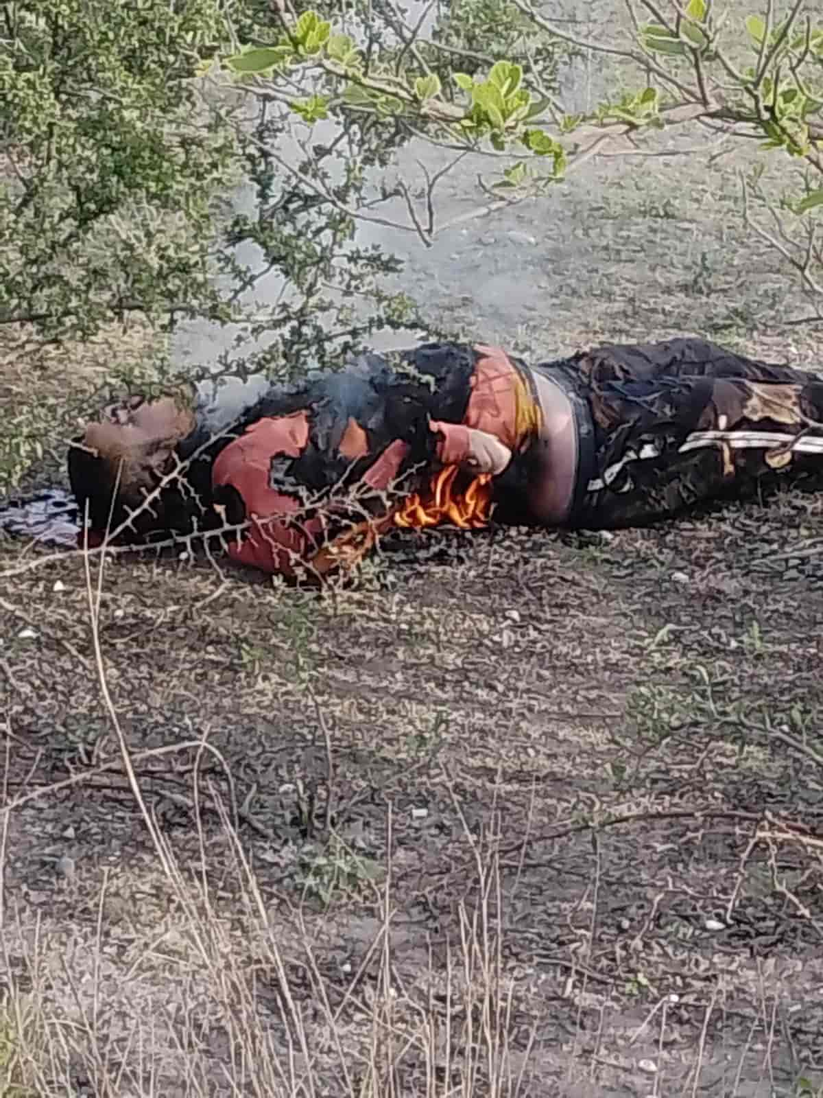 El cuerpo de un hombre calcinado y abandonado a un lado de la carretera, fue hallado en Salinas Victoria, autoridades indagan los hechos.