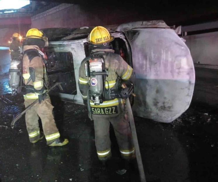 Volcadura e incendio de auto provoca caos vial en Constitución