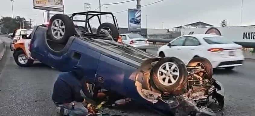 Luego de presuntamente discutir con otro automovilista, un conductor perdió el control de su unidad, chocó en el camellón central y terminó volcado, ayer en la Avenida Migue Alemán, a la altura de la Colonia 18 de Marzo, en Ciudad Guadalupe.