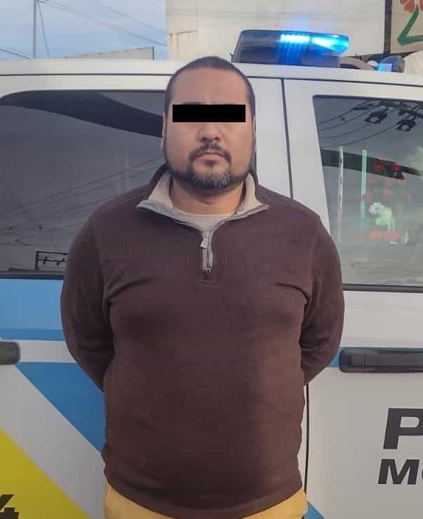 El conductor de un auto, vehículo que presuntamente cuenta con reporte de portar placas colgadas, fue detenido por oficiales de la Policía de Monterrey, al ser detectado a través del monitoreo de las cámaras de seguridad de C-4i4, ayer en el centro de la ciudad.