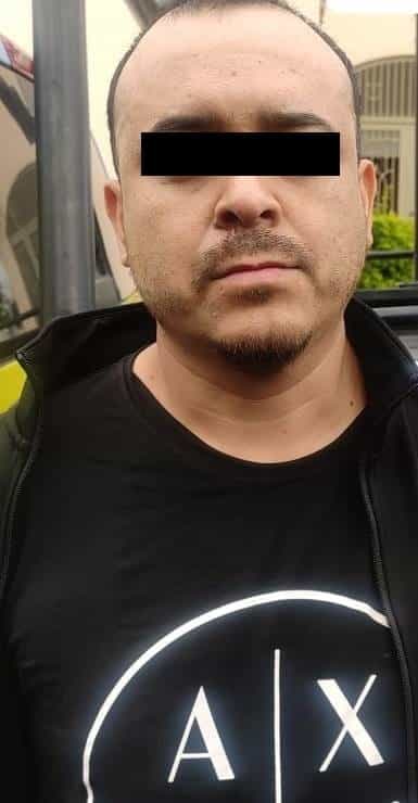 Después de que presuntamente ingresaron a un domicilio y amarrar a una pareja para privarla de la libertad y pedir un rescate de 400 mil pesos, dos hombres fueron detenidos por oficiales de la Policía de Monterrey, ayer en la Colonia Cumbres, al poniente de la ciudad.