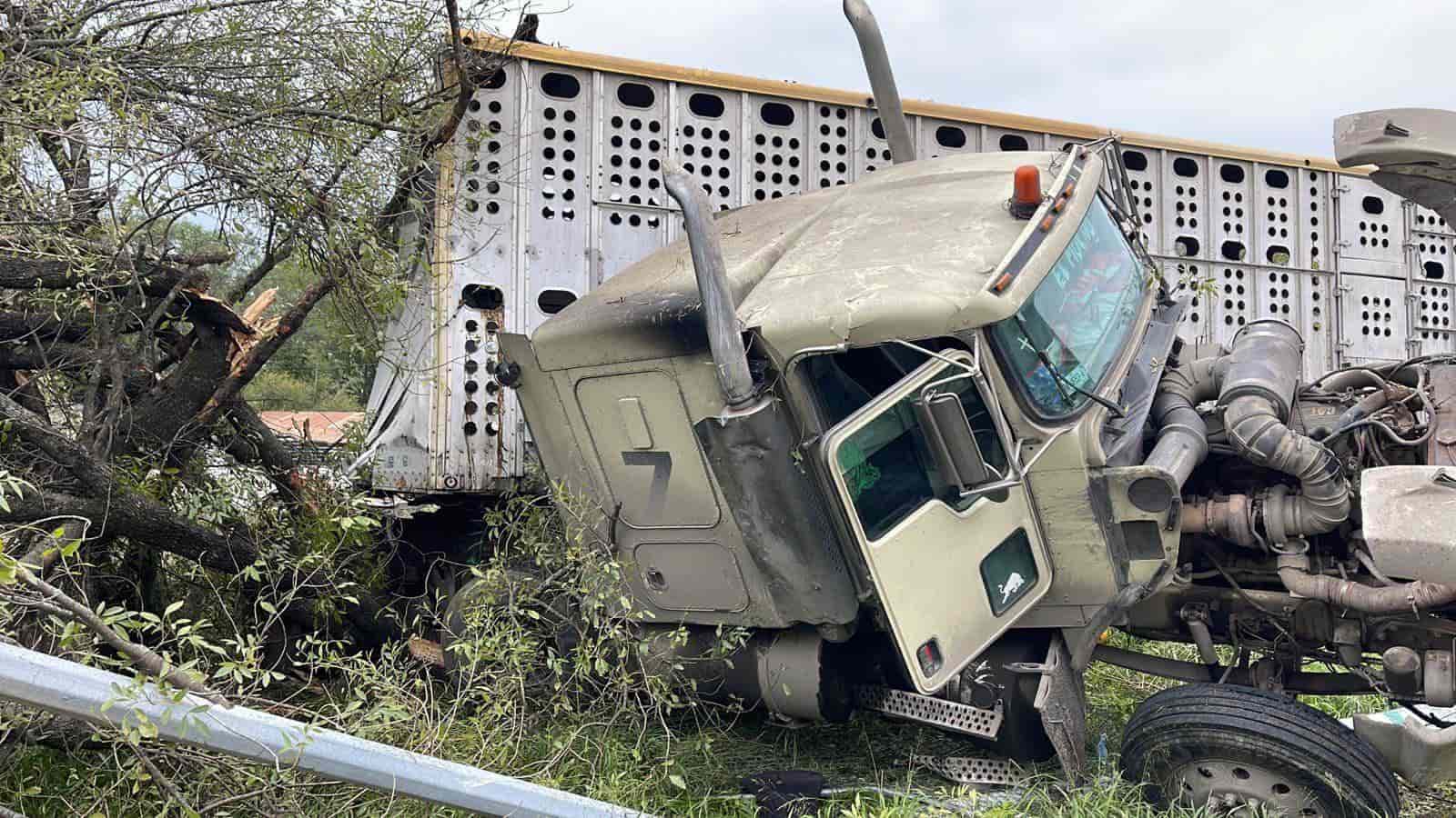 Una persona lesionadas y cuantiosas pérdidas materiales, fue el saldo que dejó un choque entre un tráiler y un automóvil particular, en el municipio de Montemorelos.