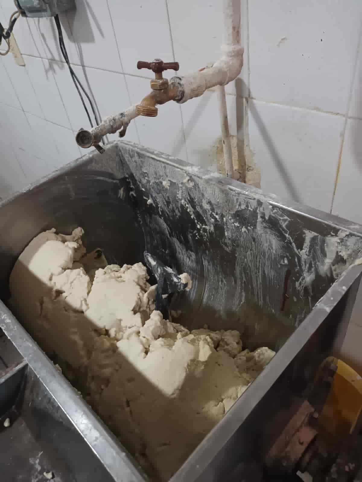 Una menor, trabajadora de una tortillería, resultó con una fractura expuesta en el brazo derecho al prensarla una batidora industrial, ayer en Ciudad Guadalupe.