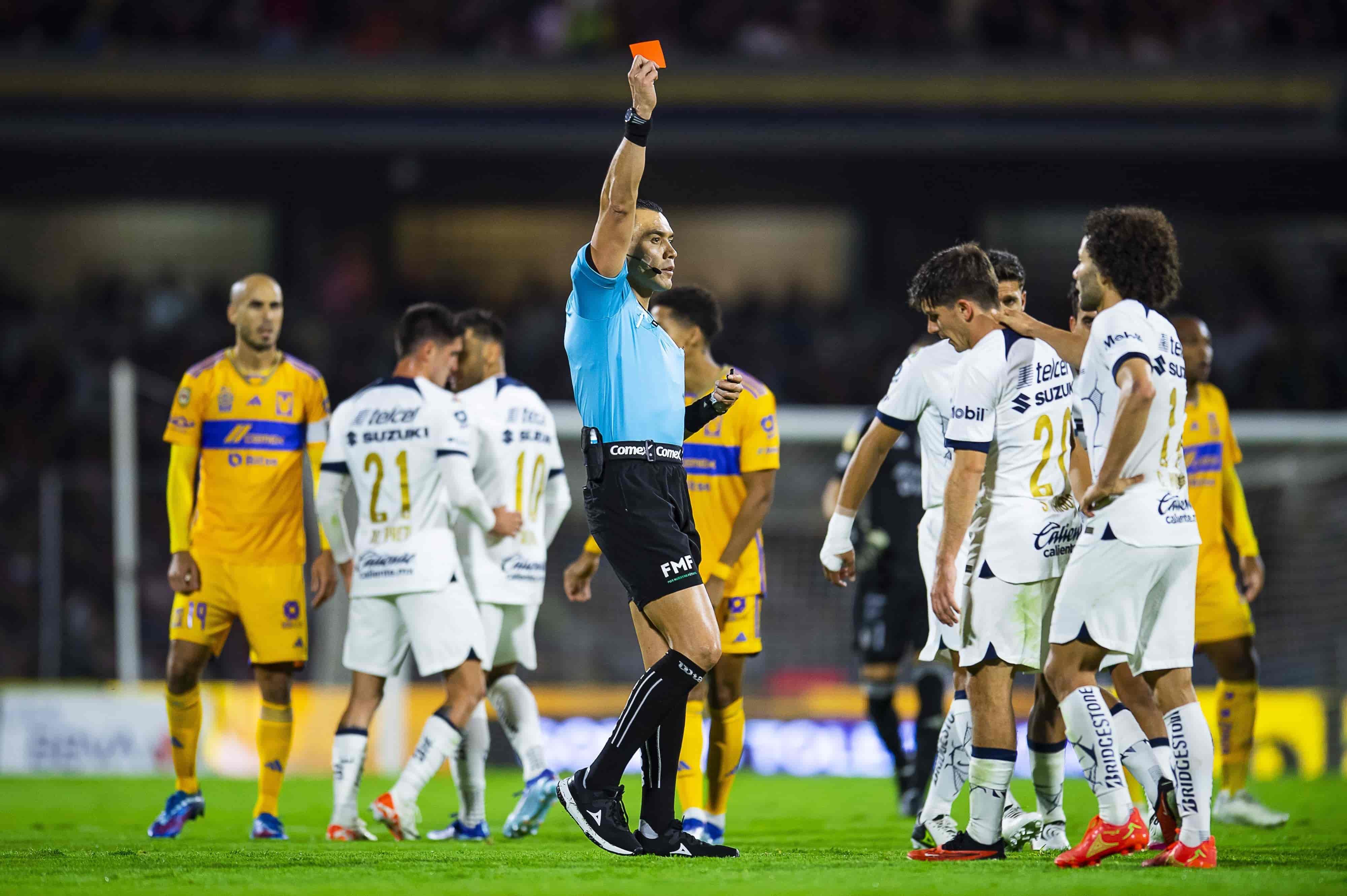 Santiago Trigos se va expulsado.