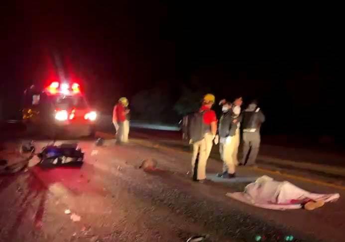 Se estrella y muere motociclista