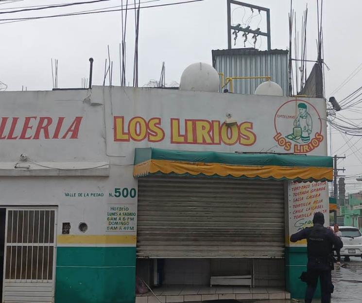 Resulta herida al ser prensada por una batidora industrial