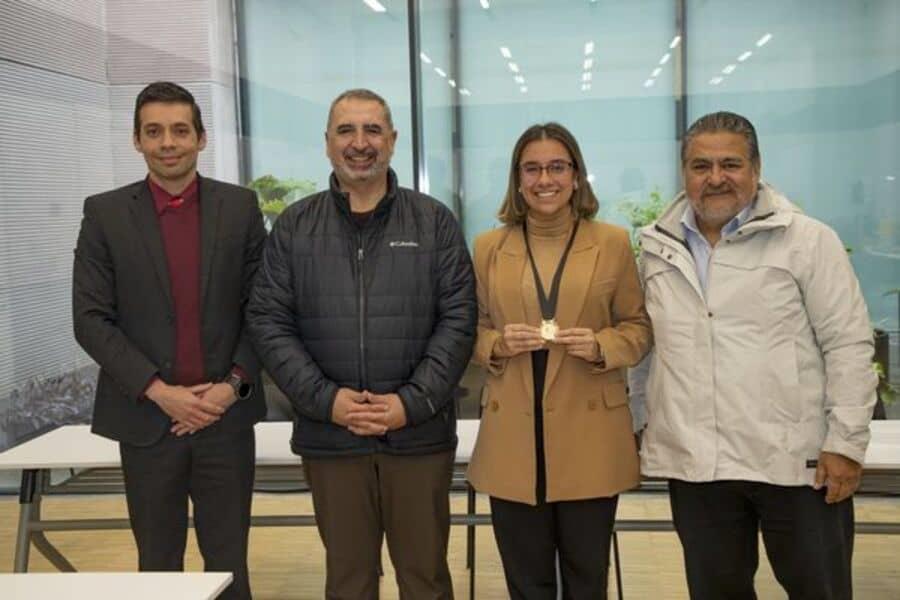 Reconocen a estudiante destacada de Facultad de Derecho de la UDEM
