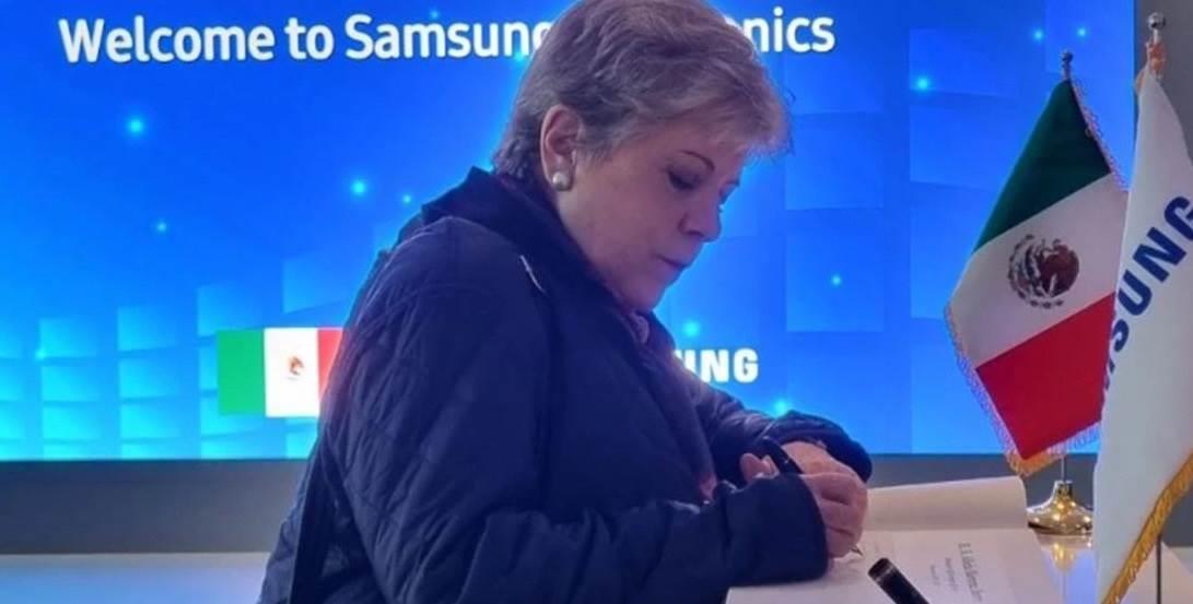 Bárcena revisa en Seúl enseres domésticos para damnificados por Otis