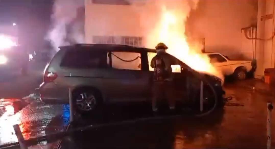 Se incendia camioneta al sur de la ciudad