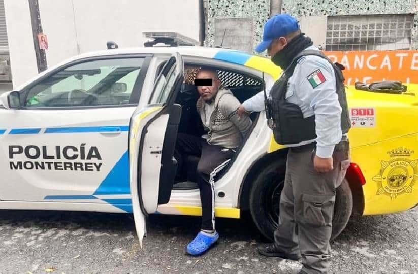 Detienen a persona que orinaba en  la vía pública