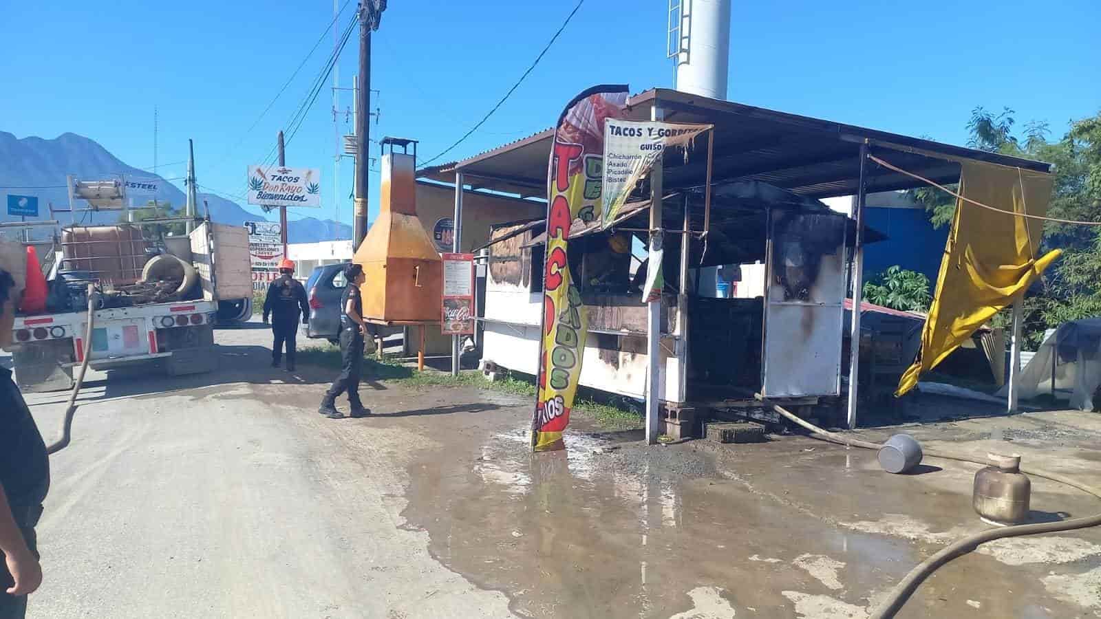 Una intensa movilización de los puestos de socorro se registró en el municipio de Allende, al reportarse el incendio de una taquería.