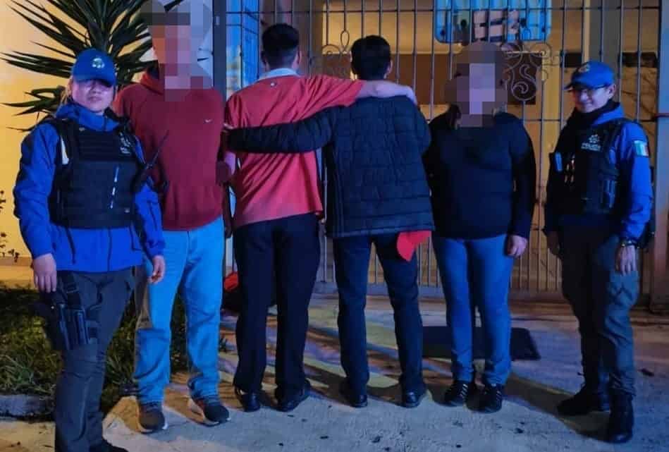 Dos menores de edad que eran extorsionados vía telefónica, fueron localizados por la Policía de Monterrey, en la Colonia Tecnológico, el jueves al sur de la ciudad.