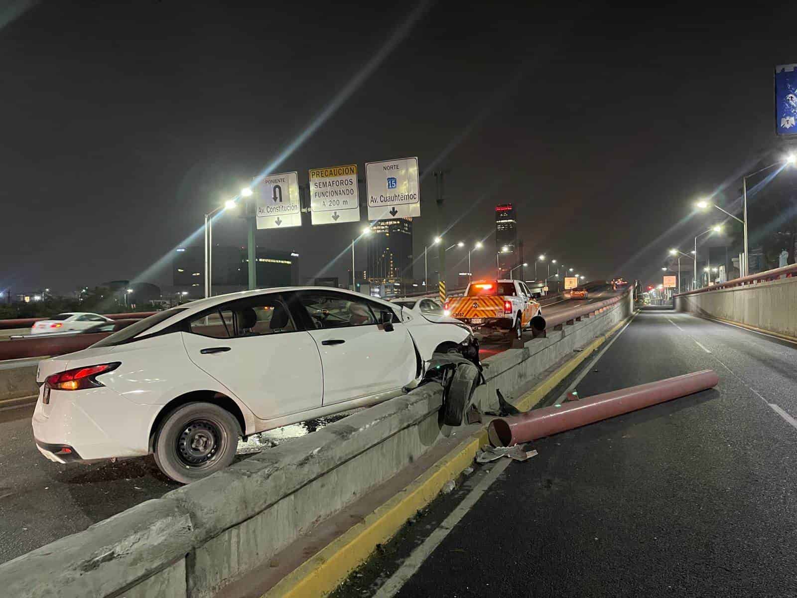 La conductora de un vehículo resultó lesionada luego de estrellar su unidad contra un muro de concreto del puente de Morones Prieto y Cuauhtémoc la madrugada de ayer en la Colonia Independencia, en lo que se presume que una indecisión al volante.