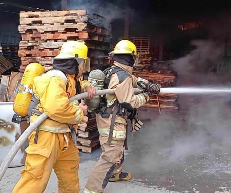 Se incendia tarimera en Linares