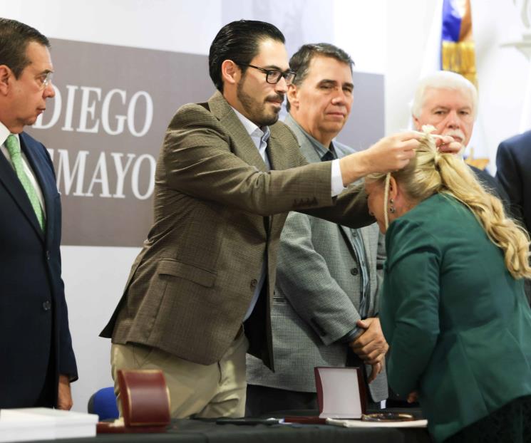 Entrega David de la Peña Medalla al Mérito