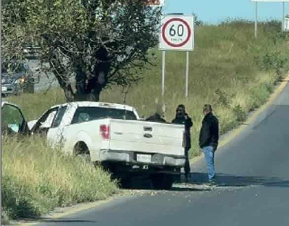 Impacta camioneta contra árbol