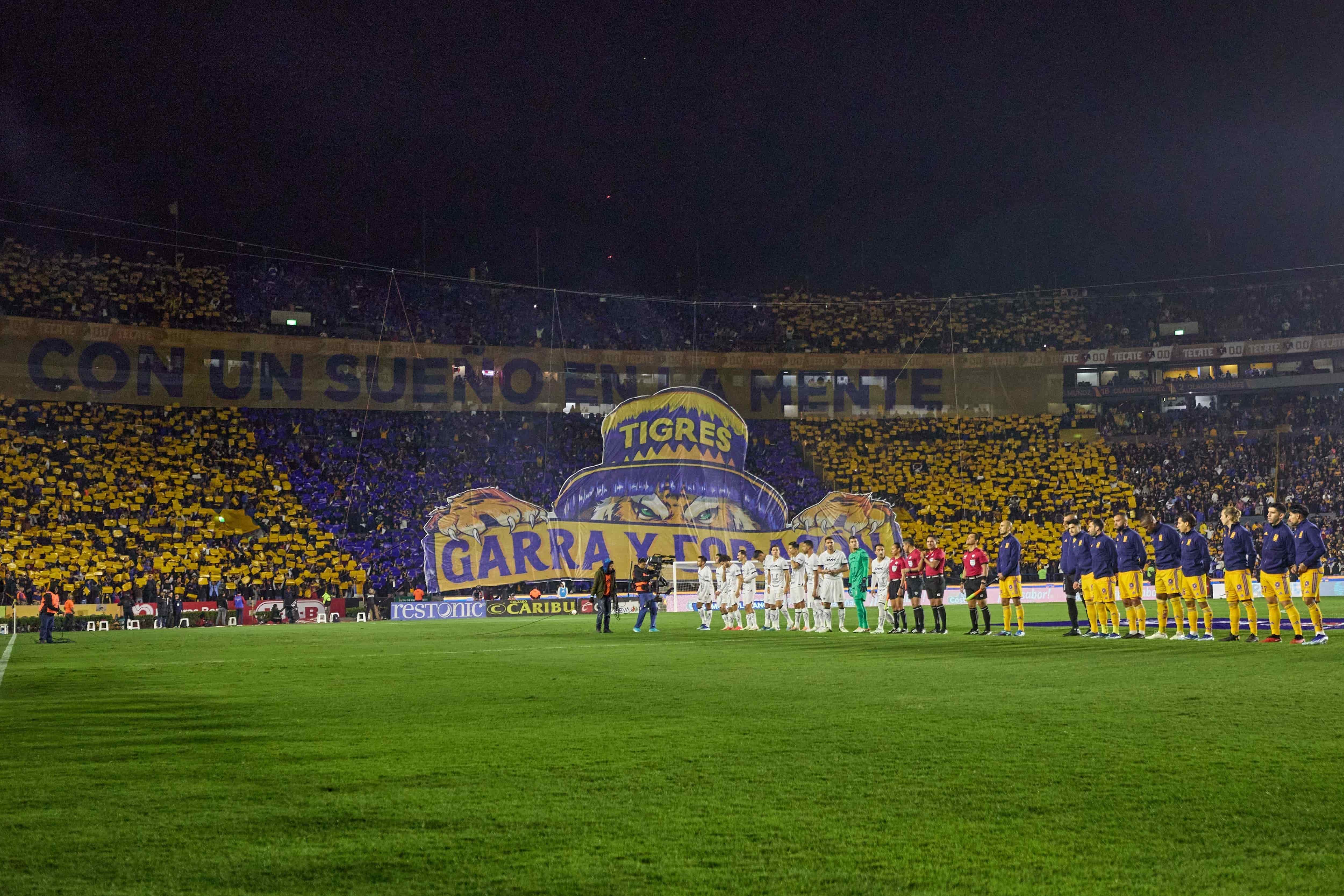 Recibimiento del equipo en el Estadio Universitario. 