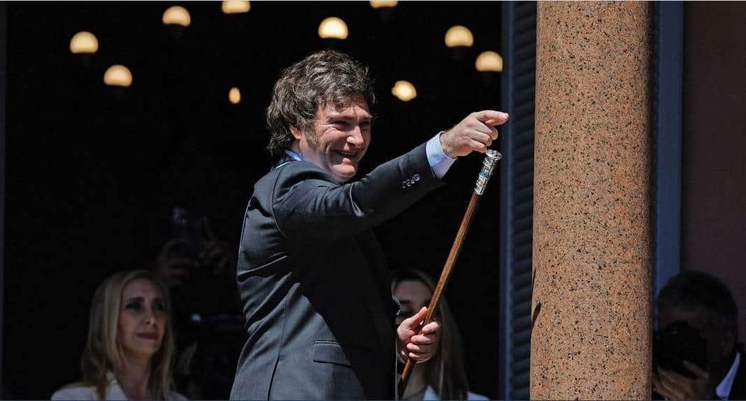 Javier Milei entona Panic Show desde el balcón de la Casa Rosada