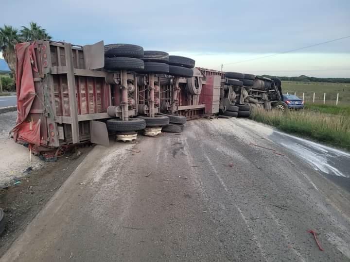 Vuelca tráiler en la Carretera Nacional Vuelca tráiler en la Carretera Nacional