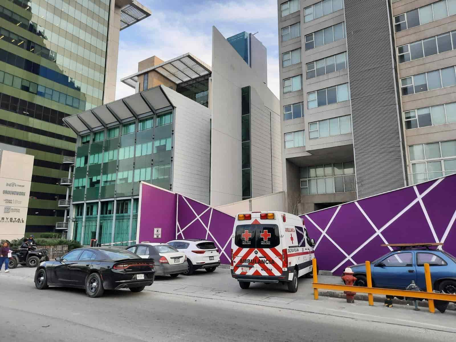 Agentes ministeriales investigan la muerte de un hombre de la tercera edad quien presentaba un balazo en la cabeza, al poniente de Monterrey.