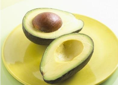 La razón por la que expertos recomiendan comer aguacate diario